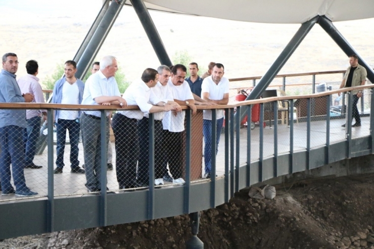 Sanatçı Tatlıses, Göbeklitepe’ye Çıkarma Yaptı