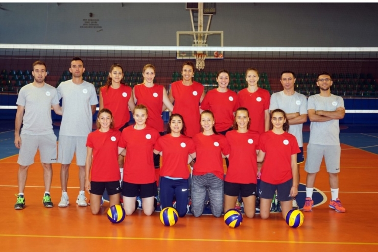 Nevşehir Belediyesi Kadın Voleybol Takımı Hazırlıklarını Sürdürüyor