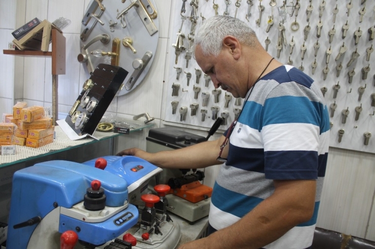 Esnaftan Öğrencilere Esprili Mesaj: "Unutkan Olmalarını Diliyoruz"