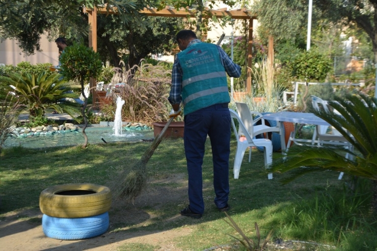 Söke’de Denetimli Serbestlik Yükümlülerinden Park Temizliği