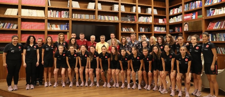 Şenol Güneş’ten A Milli Kadın Futbol Takımı’na Ziyaret