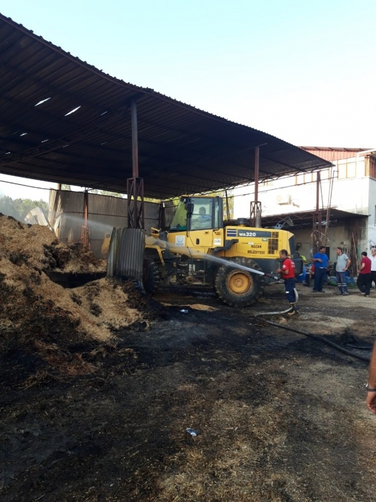 Adana’da Saman Deposunda Yangın