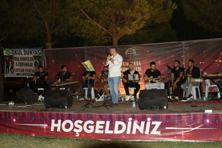 Akhisarlılardan Açık Havadaki Konserlerine Büyük İlgi