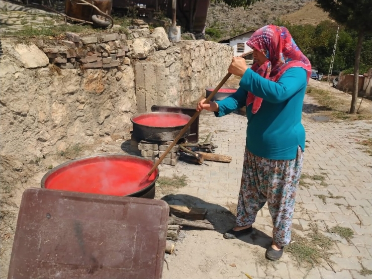 Salçalar İmece Usulü Hazırlanıyor