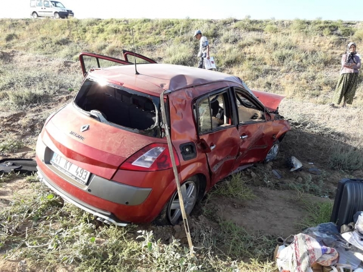 Ankara’da Otomobil Tarlaya Uçtu: 2 Yaralı