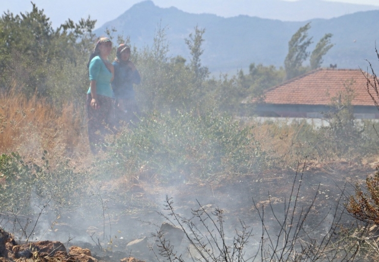 Antalya’da Mahalleyi Sokağa Döken Yangın