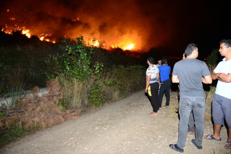 Kumluca’da Korkutan Yangın Söndürüldü