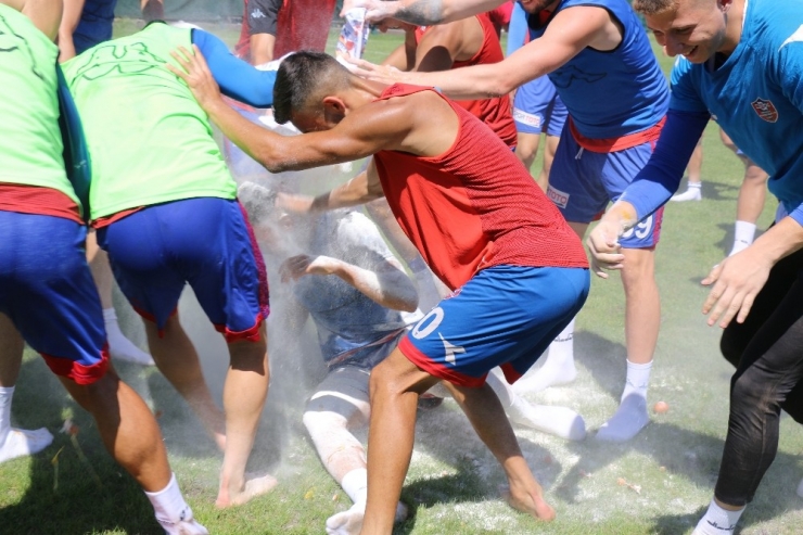 Karabükspor’da Kaptana Brezilya Usulü Doğum Günü Kutlaması