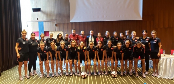 A Milli Kadın Futbol Takımı, İstanbul’daki Hazırlıklarını Tamamladı