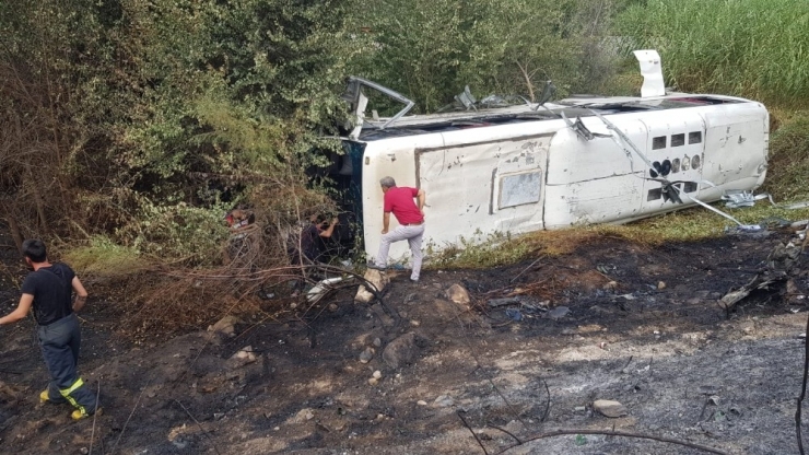 Devrilen Servis Otobüsü Alev Aldı, Çok Sayıda Yaralı Var