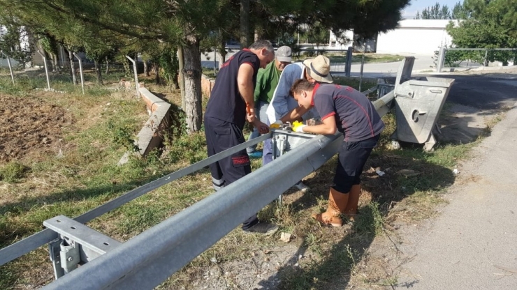 Bariyerlere Sıkışan İneği İtfaiye Kurtardı