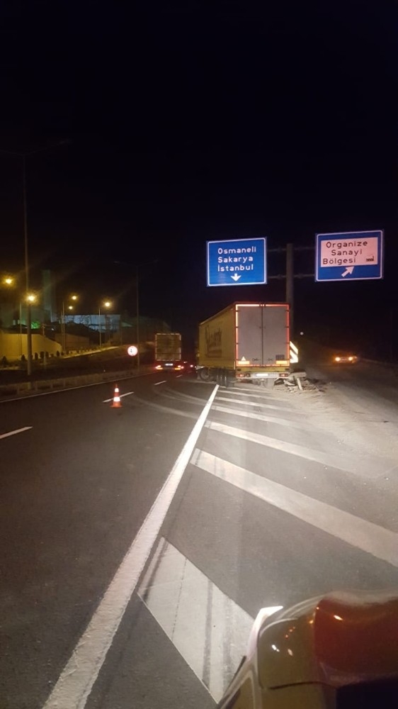 Tır Kaza Yaptı, Sürücüsü Yara Almadan Kurtuldu