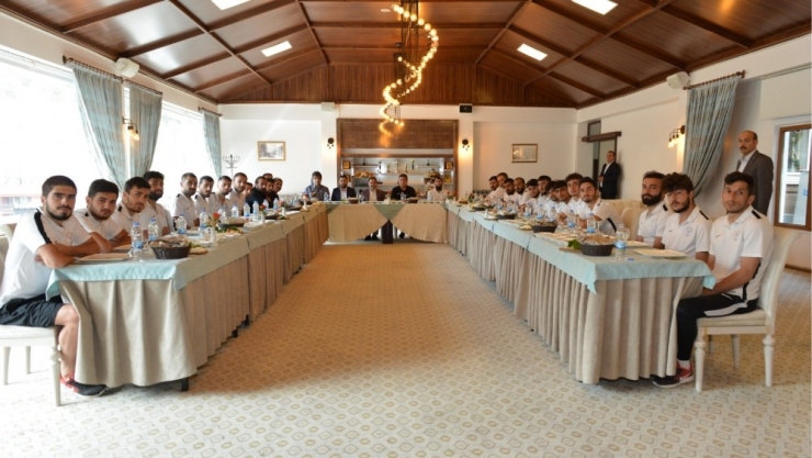 Başkan Mahmut Uçar Yakutiye Belediyesporlu Futbolcularla Bir Araya Geldi.