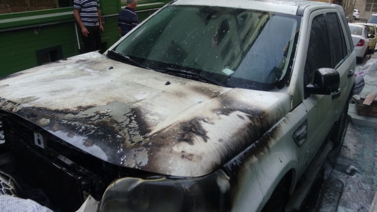 Park Halindeki Lüks Cip Alev Alev Yandı