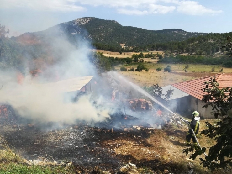 Denizli’de Çıkan Yangında Odunluk Kullanılamaz Hale Geldi