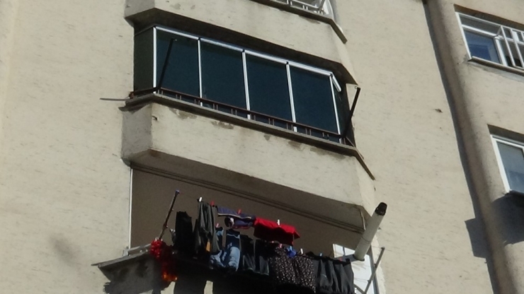 Diyarbakır’da Balkon Camı Tost Yiyen Gencin Kafasına Düştü