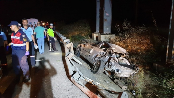 Gece Yarısı Feci Kaza: 1 Ölü, 2 Yaralı