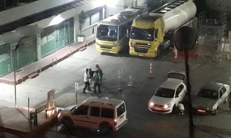 Araç Lastiğine Hava Basma Kavgası Kamerada