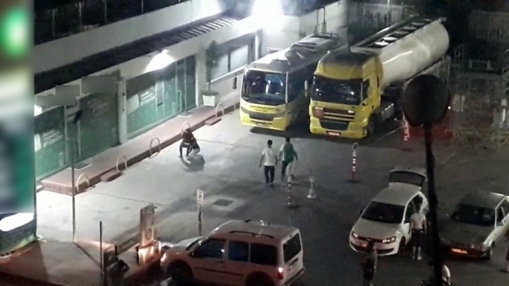 Araç Lastiğine Hava Basma Kavgası Kamerada