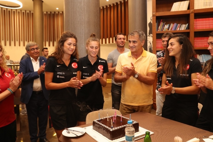 Şenol Güneş’ten A Milli Kadın Futbol Takımı’na Ziyaret