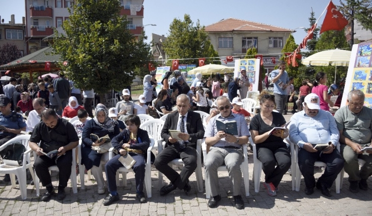 İşi Gücü Bırakıp Çocuklarıyla Birlikte Parkta Kitap Okudular