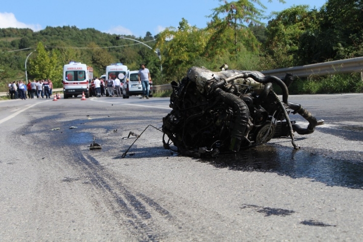 Halk Otobusü İle Çarpışan Otomobilin Motoru 50 Metre Sürüklendi: 1’i Ağır 4 Yaralı
