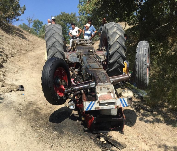 Manisa’da Devrilen Traktörün Altında Kalan 15 Yaşındaki Genç Öldü
