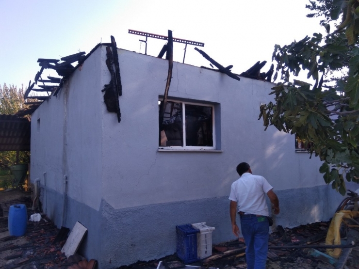 Salihli’de Tek Katlı Ev Yandı