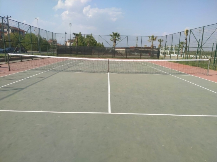 Salihli’de Tenis Kortları Yenileniyor