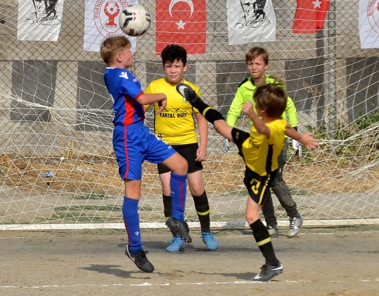 İzmir’de Çocuklar Sahaya İndi