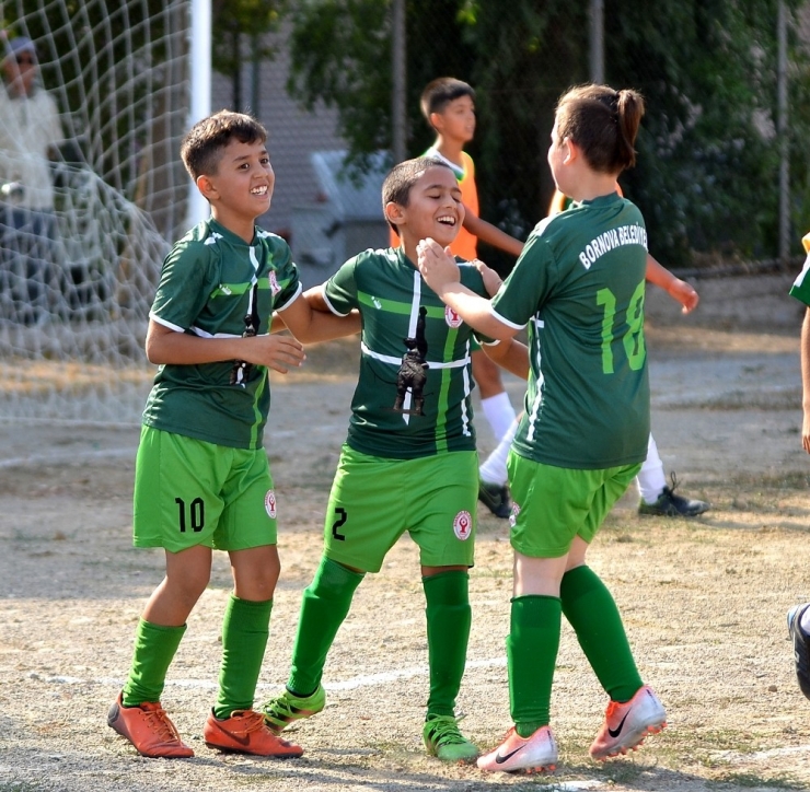 İzmir’de Çocuklar Sahaya İndi
