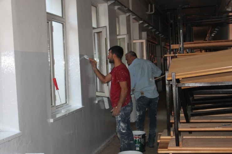 Siirt’te Öğretmenler Hem Boyacı Hem Mobilyacı Oldu