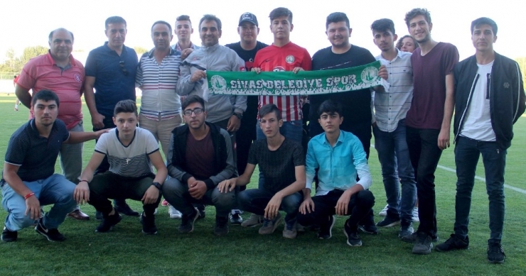 Taraftarlardan Sivas Belediyespor’a Moral Ziyareti