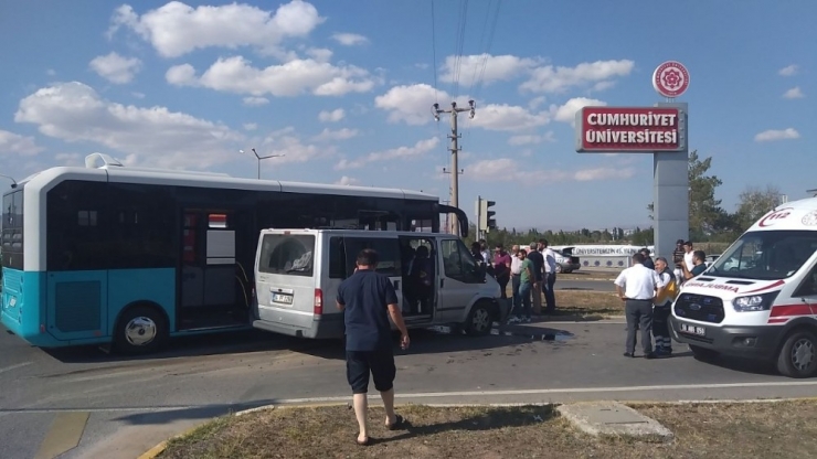 Üniversite Girişinde Kaza 2 Yaralı