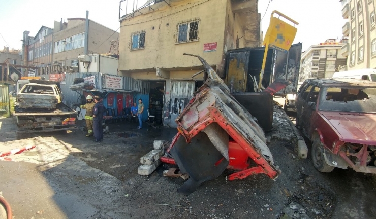 Sultangazi’de Oto Tamircisinde Yangın Çıktı, 2 Araç Kül Oldu