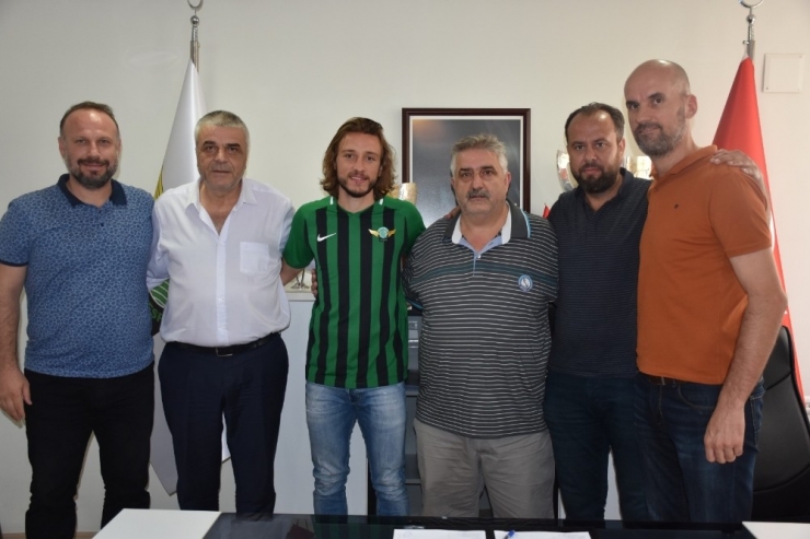 Akhisarspor’da Taha Yalçıner İmzayı Attı