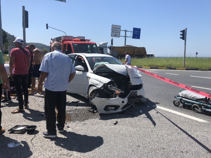 Otomobiller Kavşakta Çarpıştı, Ortalık Savaş Alanına Döndü: 6 Yaralı