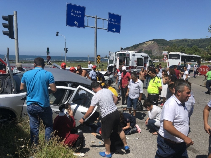 Otomobiller Kavşakta Çarpıştı, Ortalık Savaş Alanına Döndü: 6 Yaralı