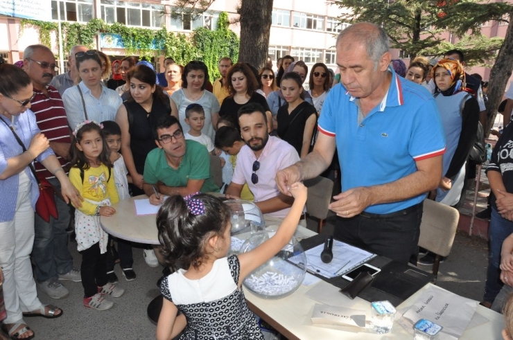 Fazla Öğrenci Talebi Olunca Sınıf Öğretmenleri Ve Şubeleri Kur’a İle Belirlendi