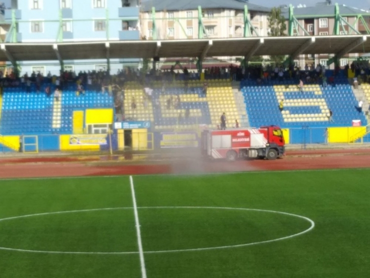 Ağrı’da Sıcaktan Bunalan Taraftarı İtfaiye Serinletti