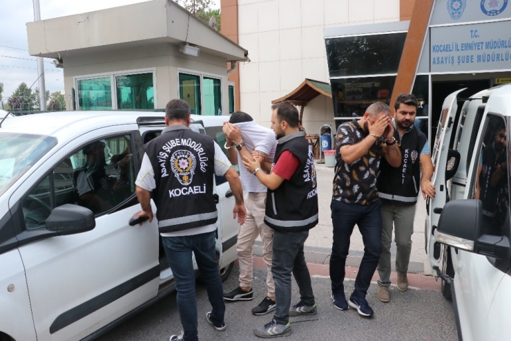 Çalınan Otomobili Sahibine Satmaya Çalışan 3 Şüpheli, Alıcı Kılığındaki Polislere Yakalandı