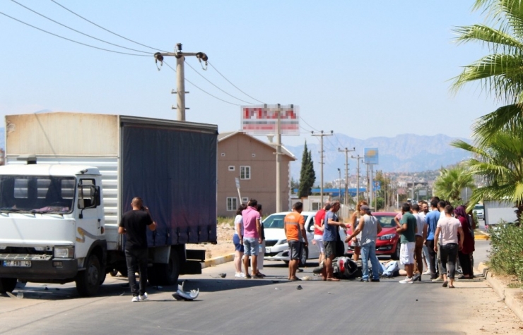 Antalya’da 40 Derece Sıcaklıkta Yaralıya Plaj Şemsiyeli Koruma