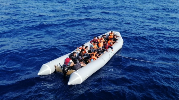 Lastik Botla Kaçmaya Çalışan Göçmenler Yakalandı