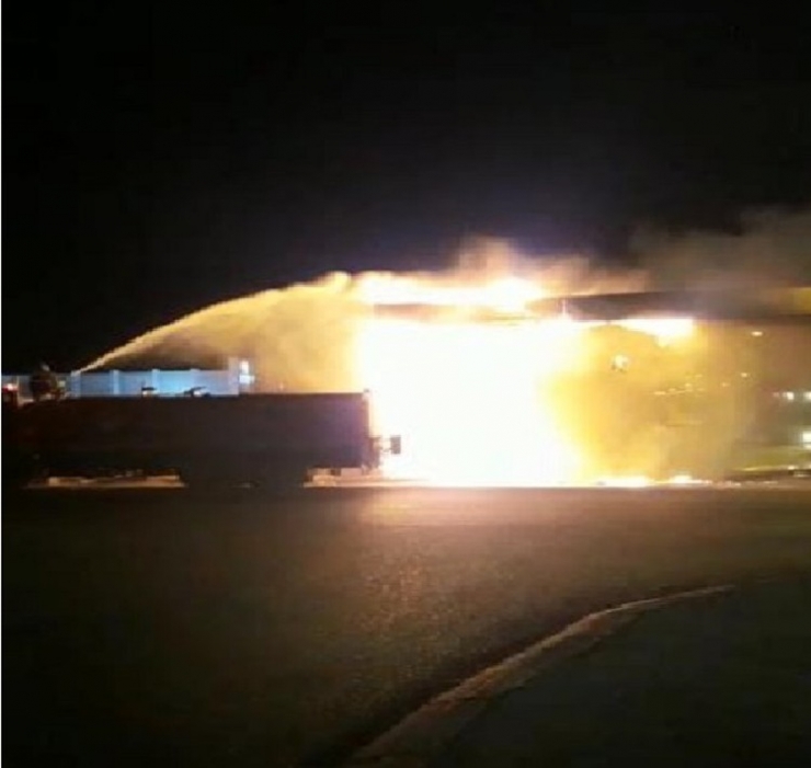 Diyarbakır’da Osb’nin Ana Giriş Kapısı Ateşe Verilerek Kundaklandı