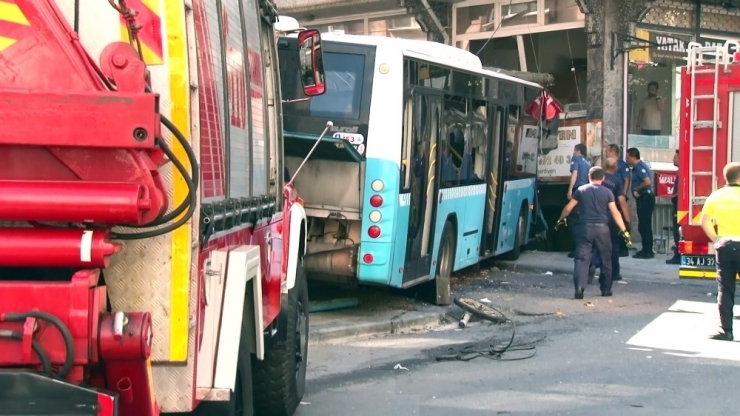 Gaziosmanpaşa’da Halk Otobüsü Kazası Saniye Saniye Kamerada