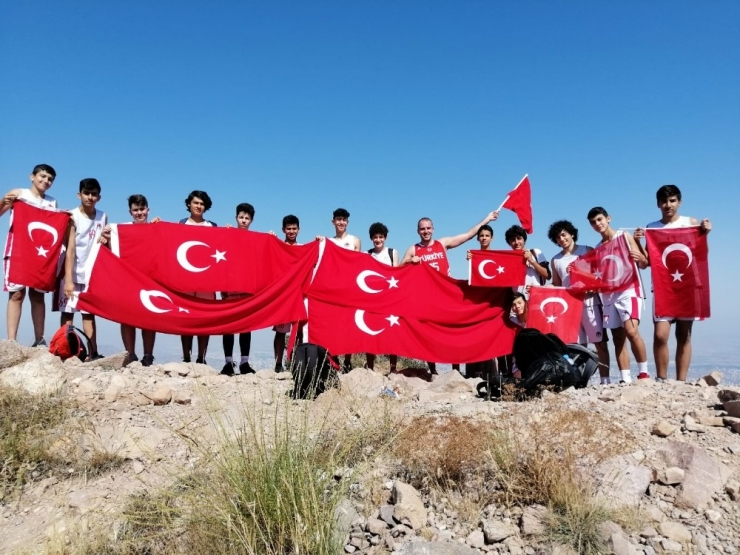 Basketbolcular 30 Ağustos Zafer Bayramı İçin Zirve Tırmanışı Yaptı