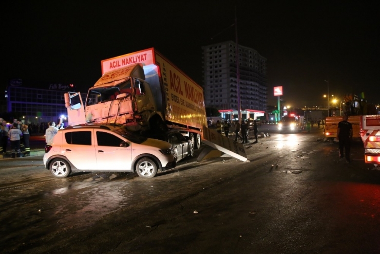 Hatay’da Freni Patlayan Kamyon 12 Araca Çarptı: 2 Çocuk 13 Kişi Yaralandı