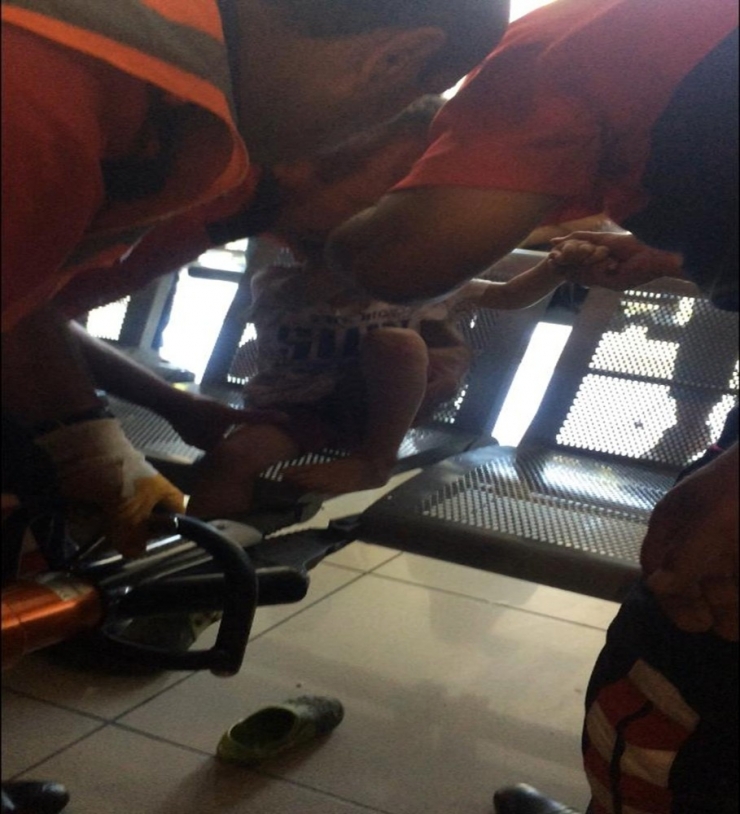 Ayağını Demir Banka Sıkıştıran Çocuğu İtfaiye Kurtardı