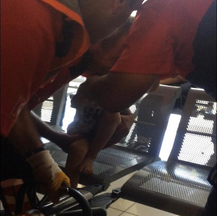 Ayağını Demir Banka Sıkıştıran Çocuğu İtfaiye Kurtardı