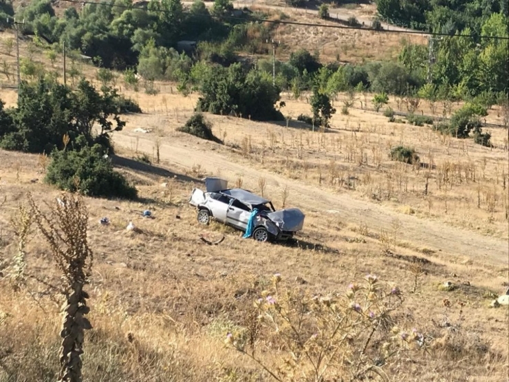 Levhaya Çarpan Otomobil Metrelerce Takla Atarak Şarampole Yuvarlandı